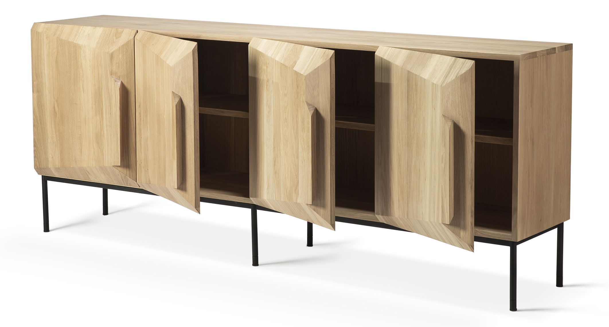 Ethnicraft Stairs Anrichte aus Eiche mit vier Türen und schwarzen Metallbeinen, teilweise geöffnet.