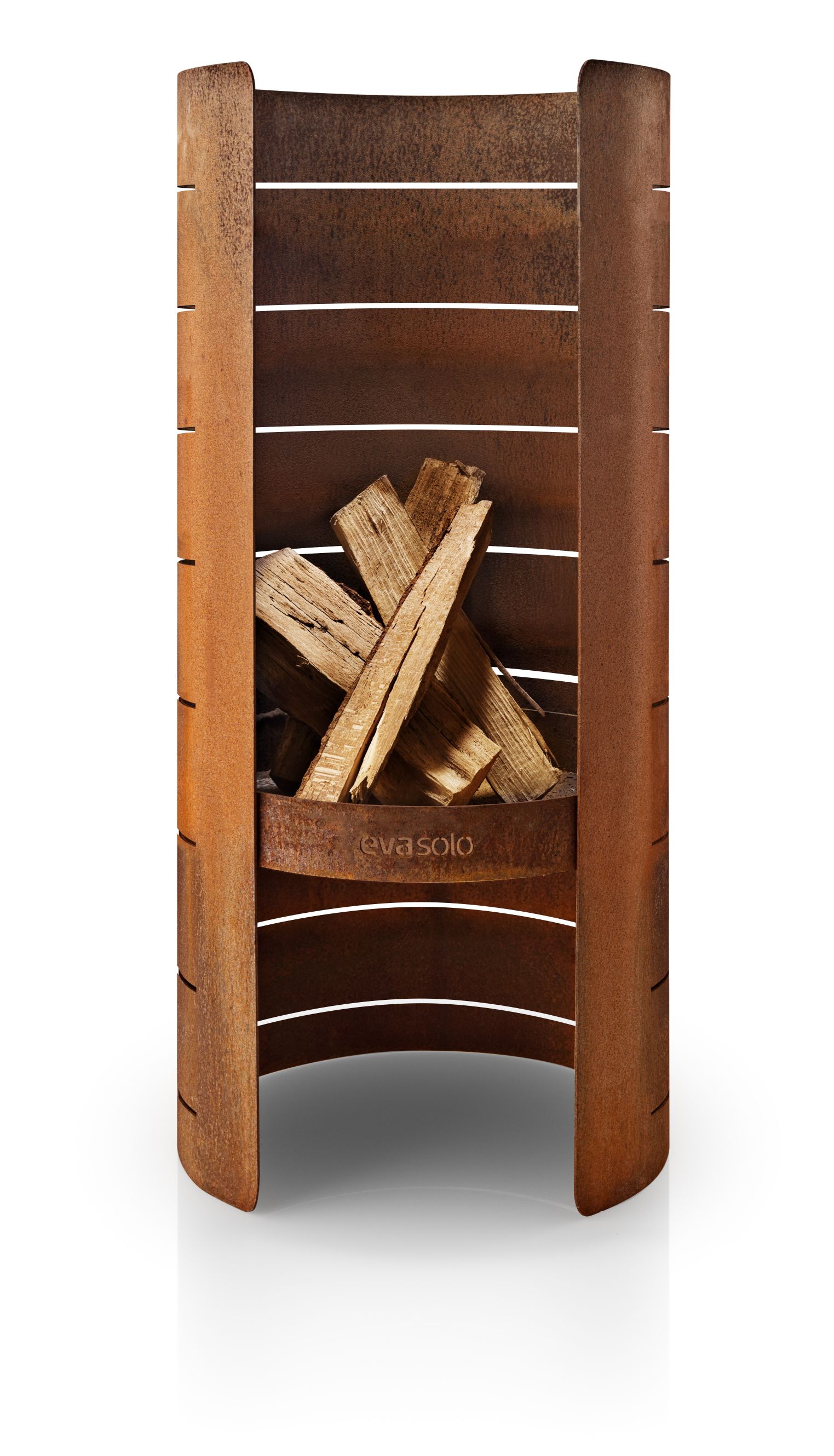 Eva Solo FireCylinder Gartenkamin aus Roststahl mit Holzscheiten für gemütliche Gartenabende.