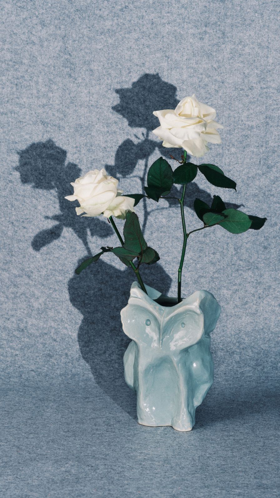 Grüne Eule Vase mit weißen Rosen, dekorative Keramikvase für Blumen und Wohnaccessoires.