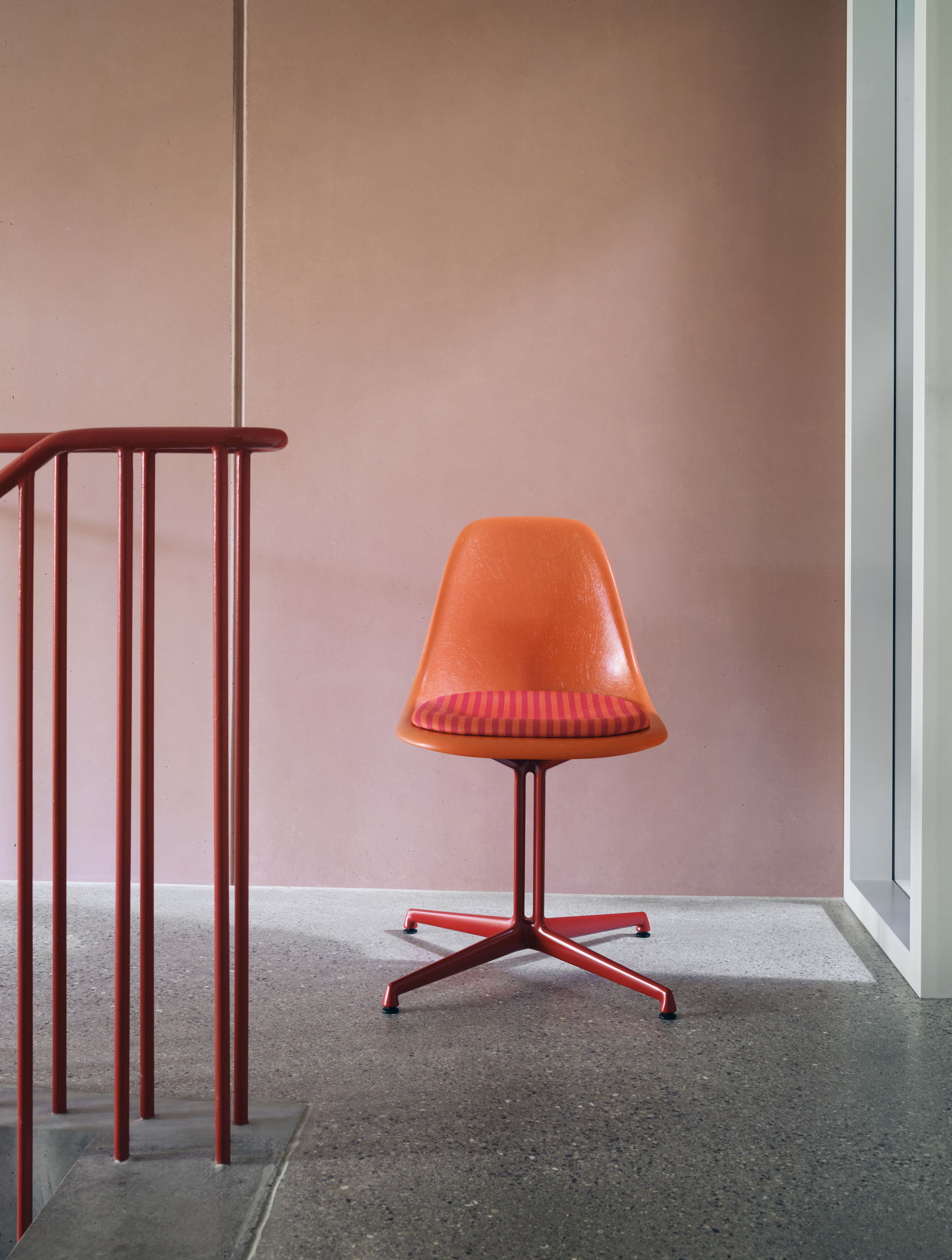 Eames Fiberglass Side Chair La Fonda Rot Orange Vitra LIMITED EDITION 