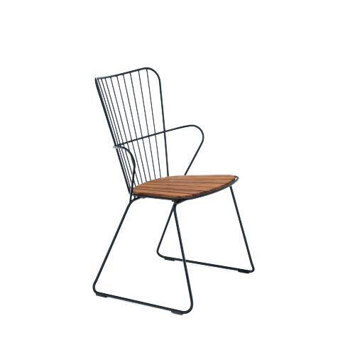 Paon Outdoor Dining Chair: Schwarzer Gartenstuhl mit Armlehnen und Holz-Sitzfläche für den Außenbereich.