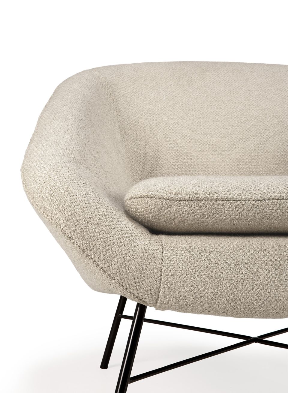 Detailaufnahme: Ethnicraft Sessel Barrow in Off-White mit schwarzem Metallgestell und gemütlichem Kissen.