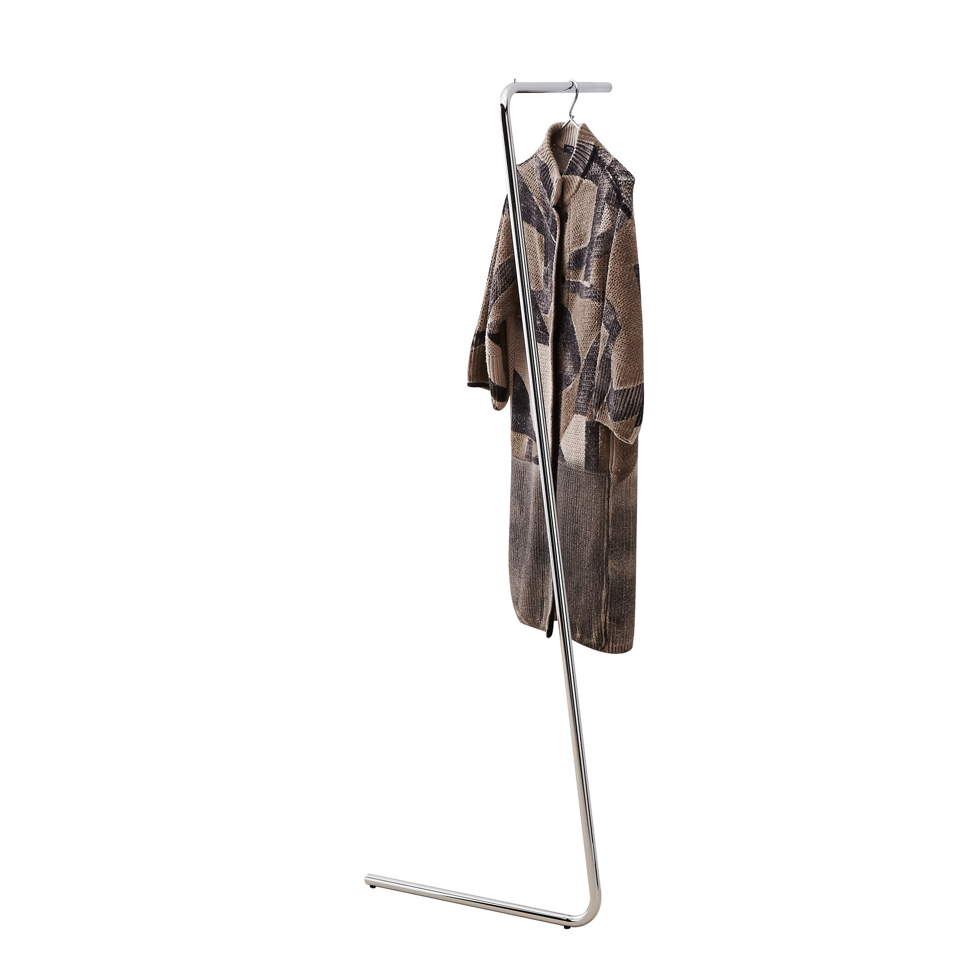 Sam Anlehngarderobe von Mox: Moderne, minimalistische Garderobe aus Chrom mit hängendem Mantel.