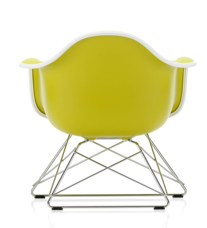 Rückansicht: Gelber Eames Plastic Arm Chair LAR Stuhl mit verchromtem Drahtgestell von Vitra.