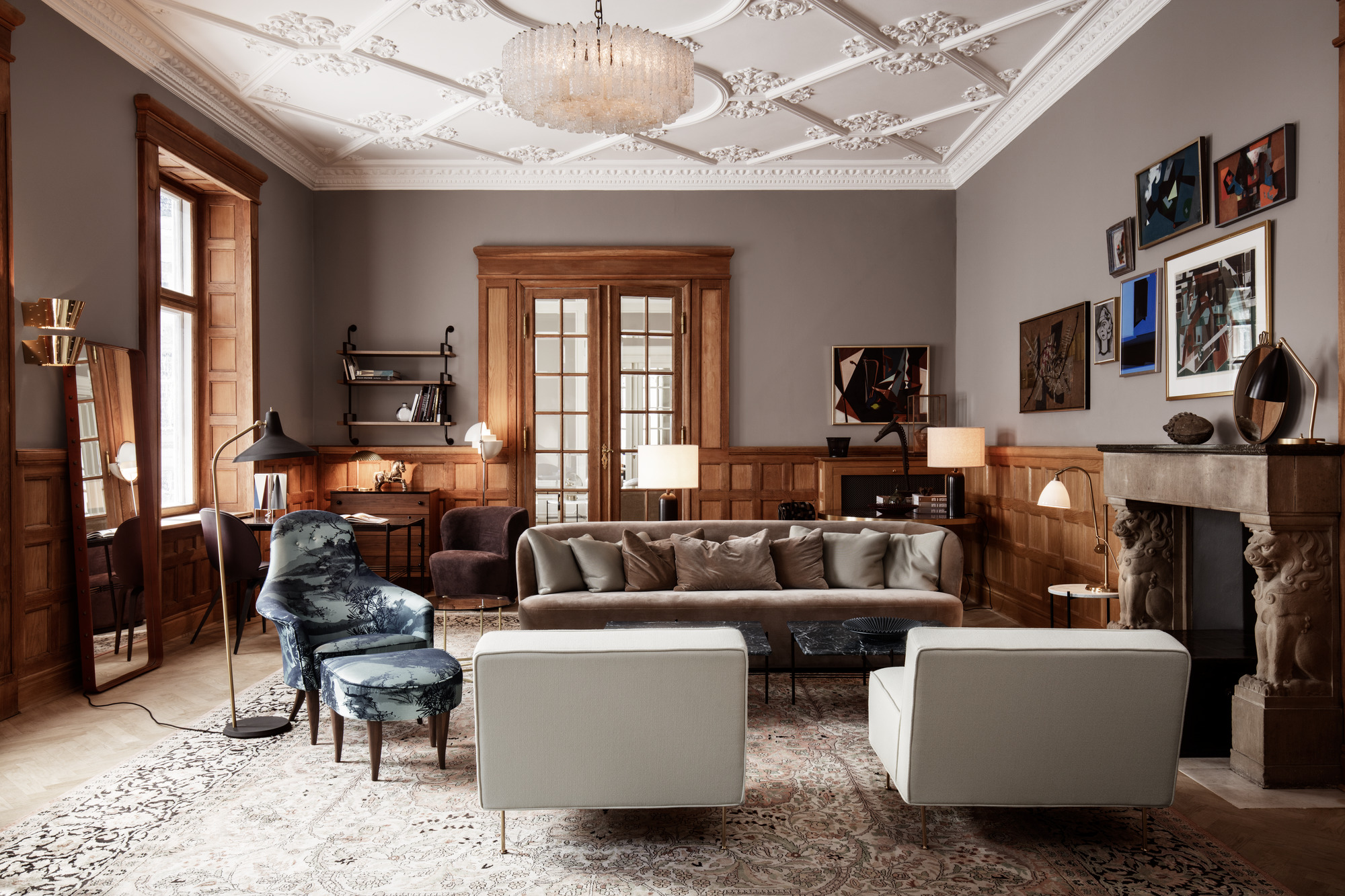 Elegantes Wohnzimmer mit Gubi Gravity Tischleuchte Large, die warmes Licht spendet und stilvolles Design betont.