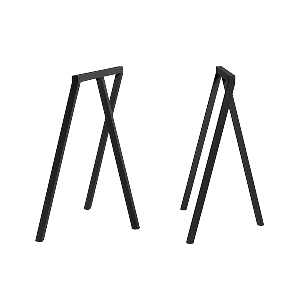 Zwei schwarze Loop Stand Tischgestelle von Hay, ideal für individuelle Tischprojekte.