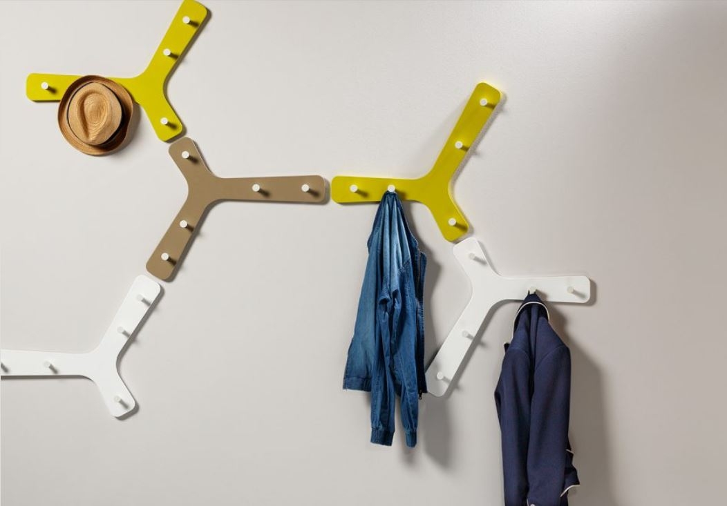 Mehrfarbige Branch Wandgarderobe von Cascando mit Jacken, Hut und moderner Optik.