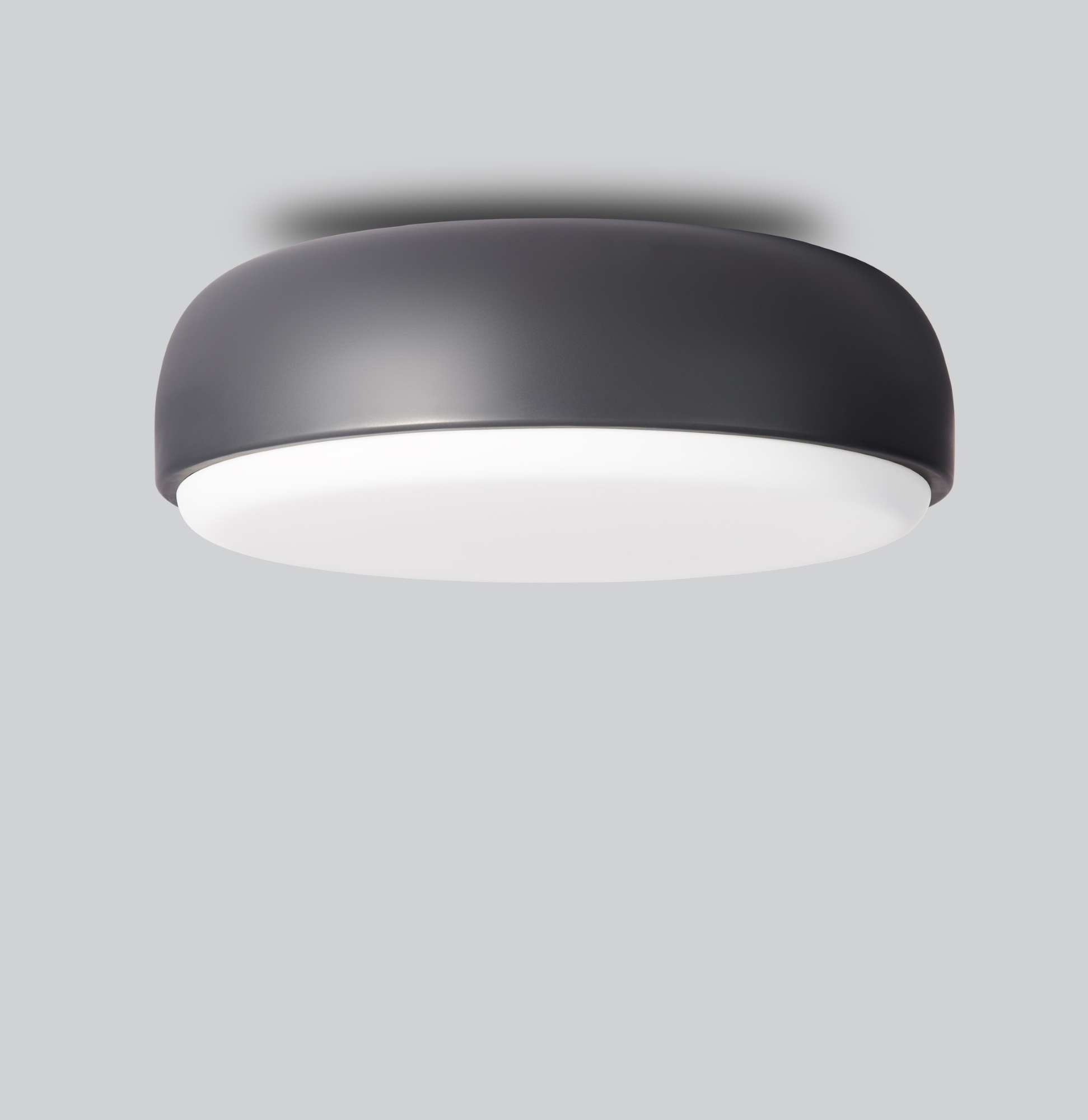 Dunkelgraue Over Me Deckenleuchte von Northern, Ø40 cm, für moderne Raumbeleuchtung.