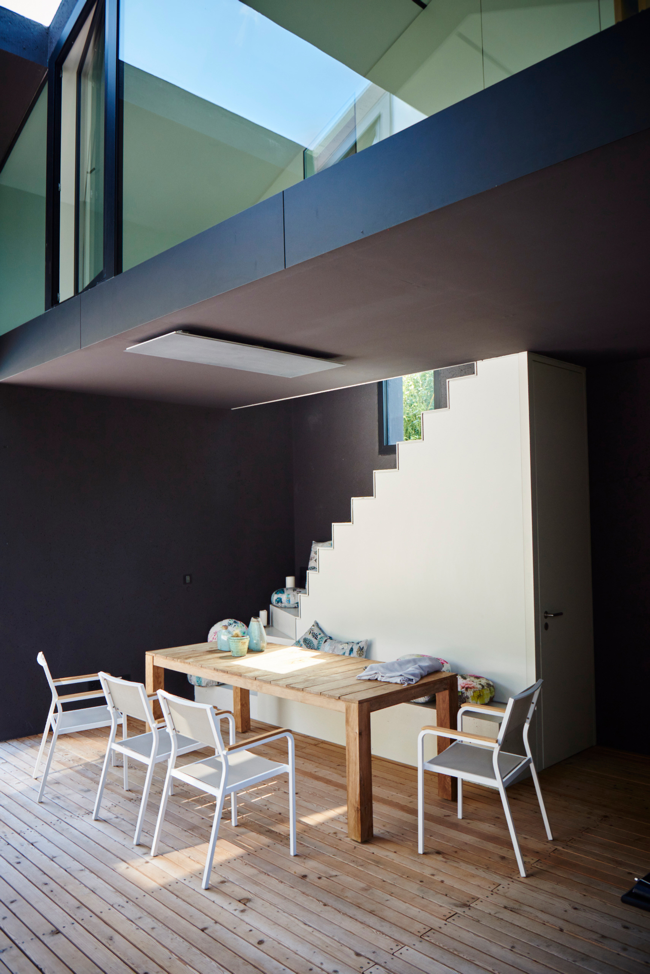 Esszimmer mit Jan Kurtz Stage Tisch Natur, Breite 220 cm, und weißen Stühlen.