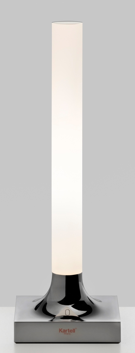 Goodnight Kartell Akkuleuchte für den Außenbereich, mit zylindrischem Lampenschirm und glänzendem, quadratischem Sockel.