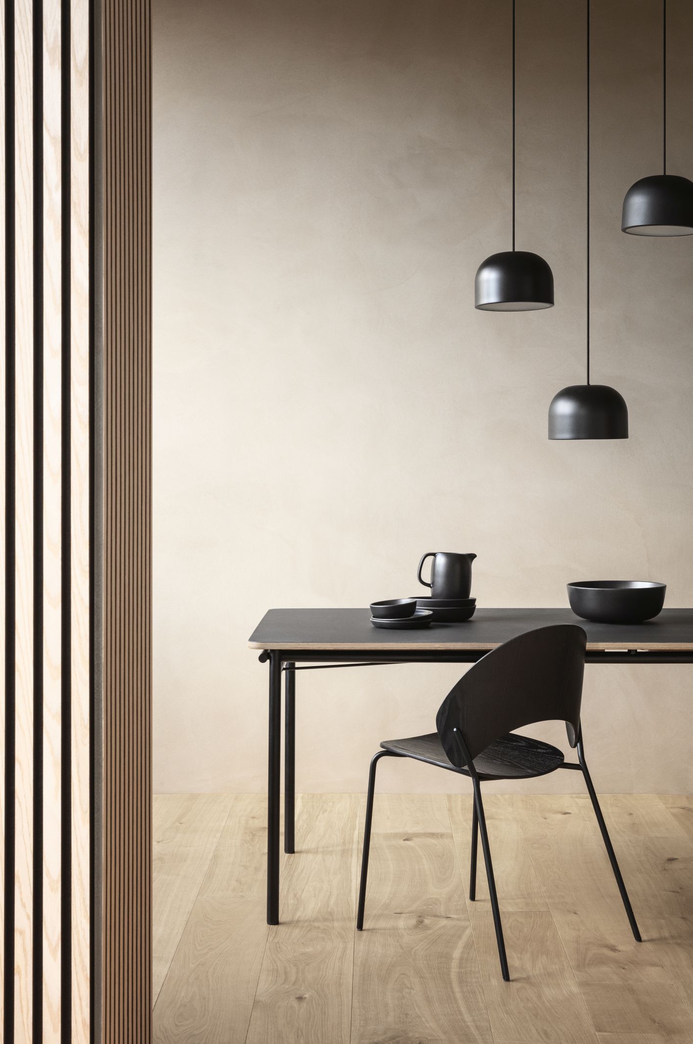 Esstisch mit Eva Solo Quay Hängeleuchten in Schwarz, moderne Pendelleuchten für Esszimmer und Küche.