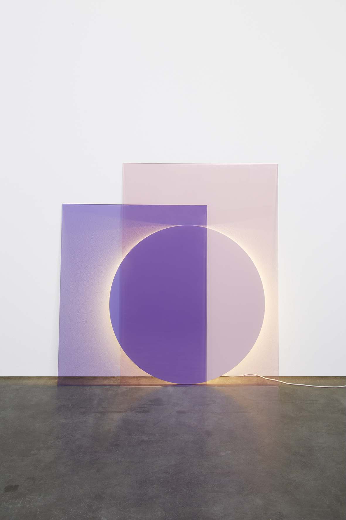 LT04 Colour Bodenleuchte von e15: Moderne Bodenlampe mit farbigen Acrylglas-Elementen und indirektem Licht.