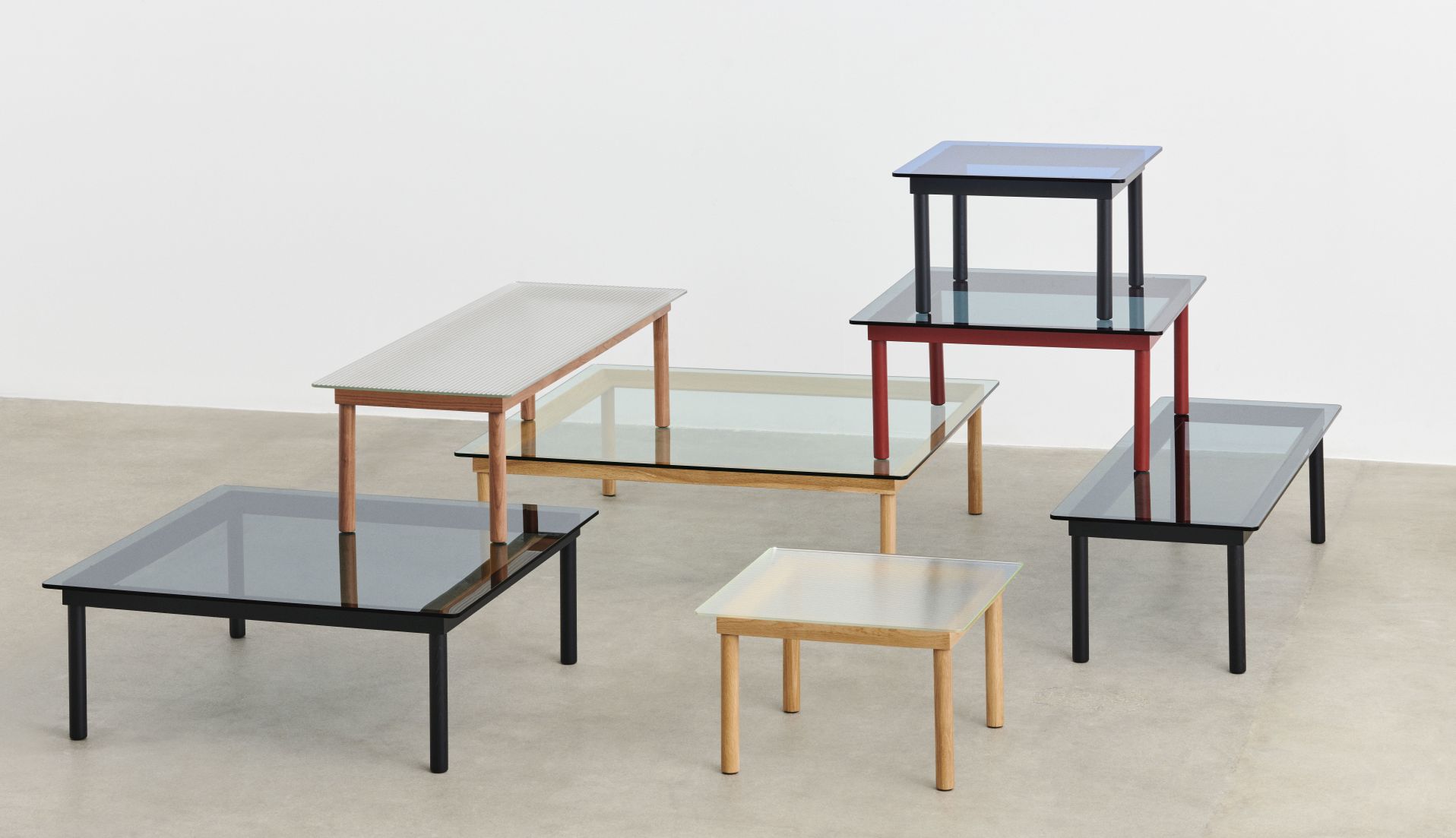 Kofi Couchtische von Hay: Verschiedene Größen und Farben, mit Glasplatte und Holz- oder Metallgestell.