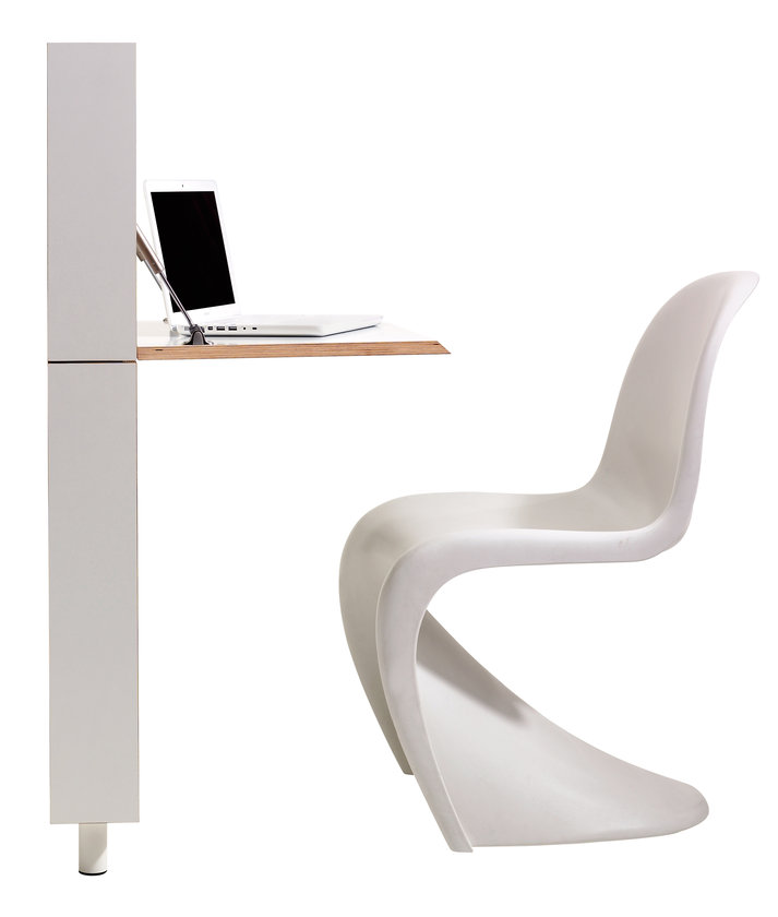 Weißer Flatmate Sekretär von Müller Möbelwerkstätten mit Laptop und weißem Stuhl, minimalistisches Design für kleine Räume.