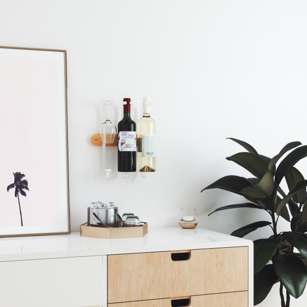 Showvino Weinhalterung Umbra: Wandmontierter Weinhalter mit zwei Weinflaschen und einem Weinglas. Dekorative Weinaufbewahrung.