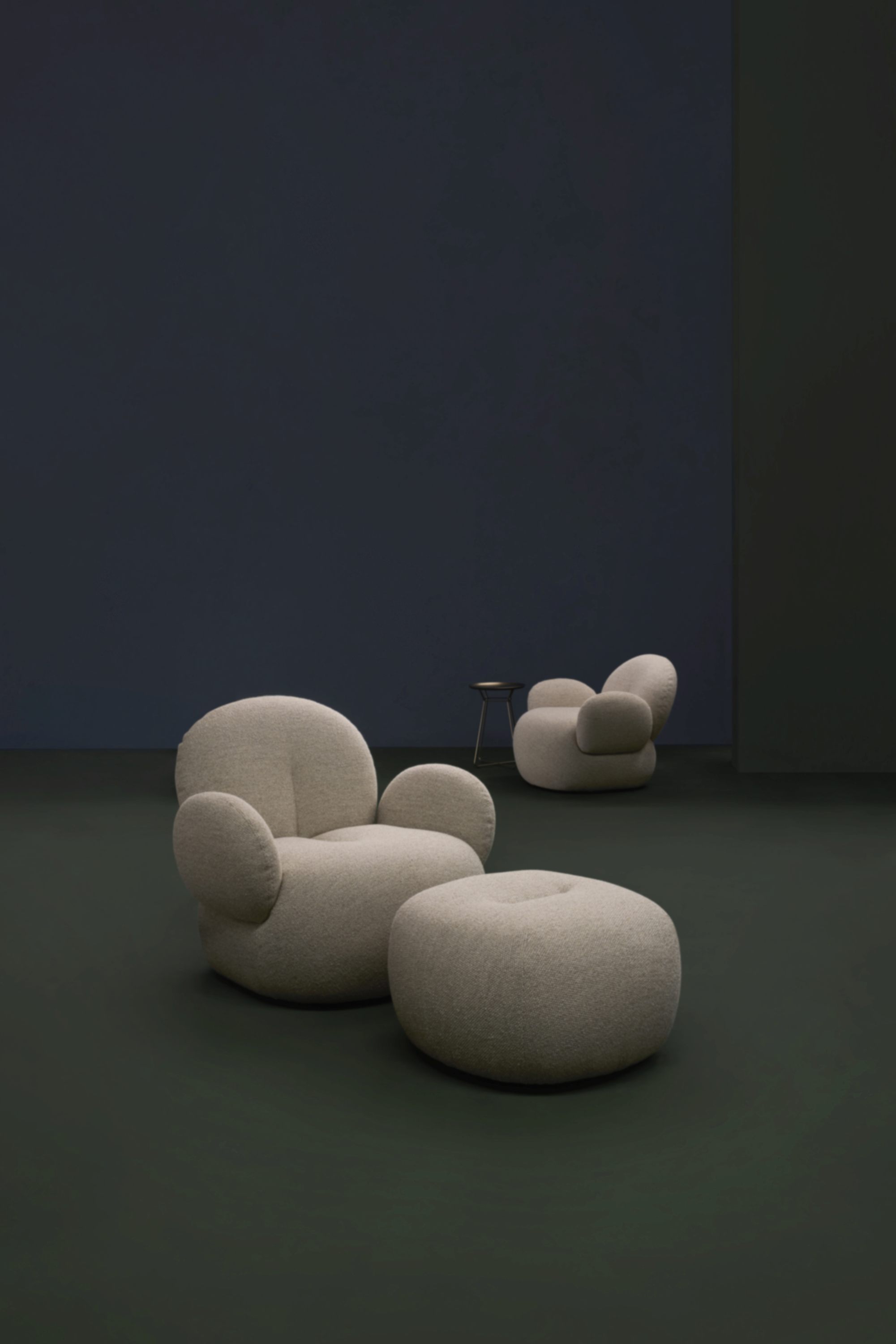 Nana Sessel von Freifrau Manufaktur mit Hocker in Beige. Outdoor Lounge Möbel für Garten und Terrasse.