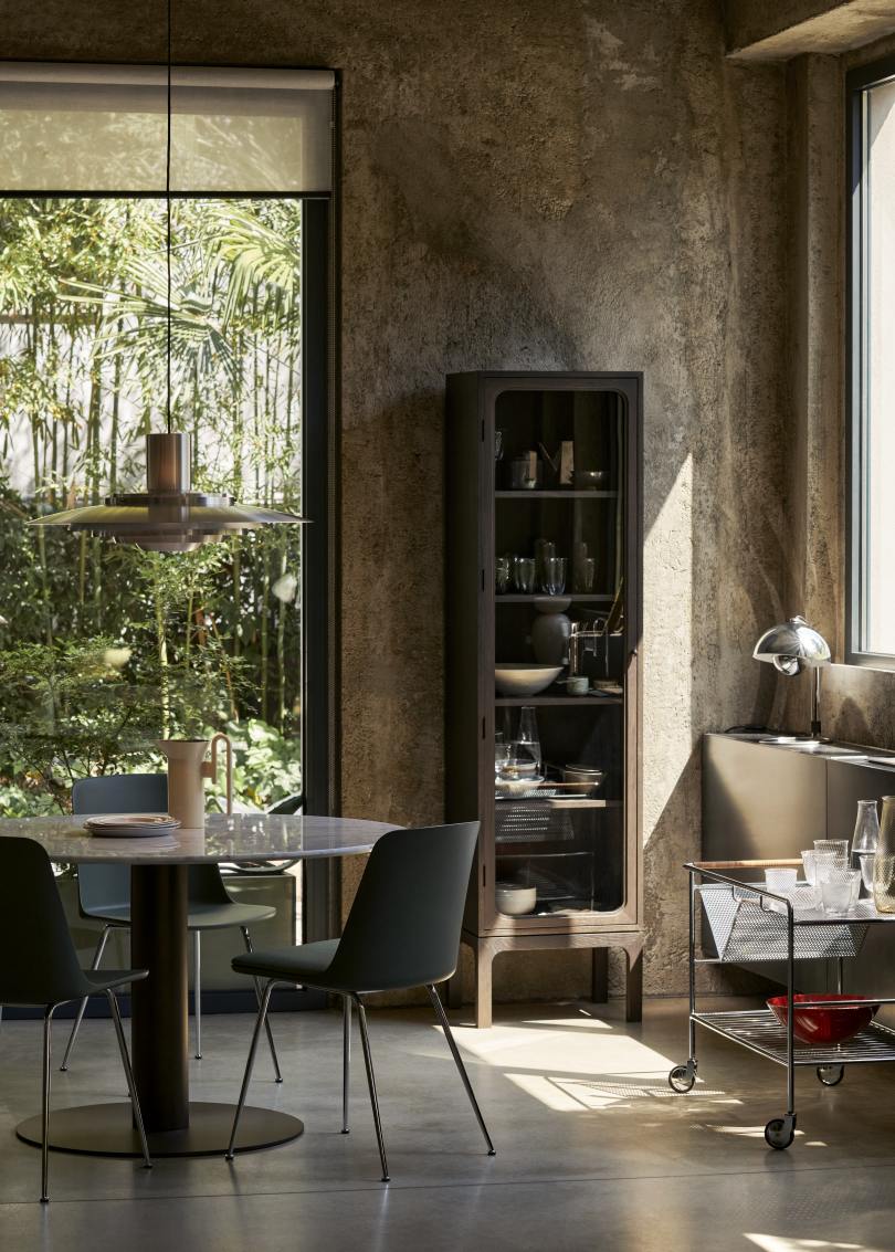 AndTradition Trace SC87 Vitrine im modernen Esszimmer mit Marmortisch und Stühlen, stilvolle Aufbewahrungslösung.