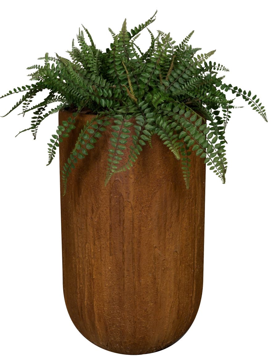 Medewi Fems Kunstpflanze: Detailaufnahme eines Farns in einem hohen, braunen Pflanzgefäß.