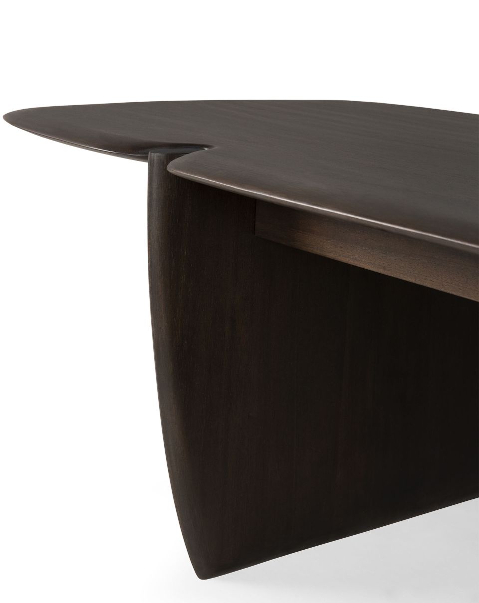 Detailaufnahme des Ethnicraft PI Couchtisches aus Mahagoni mit organischer Form und dunkler Holzoberfläche.