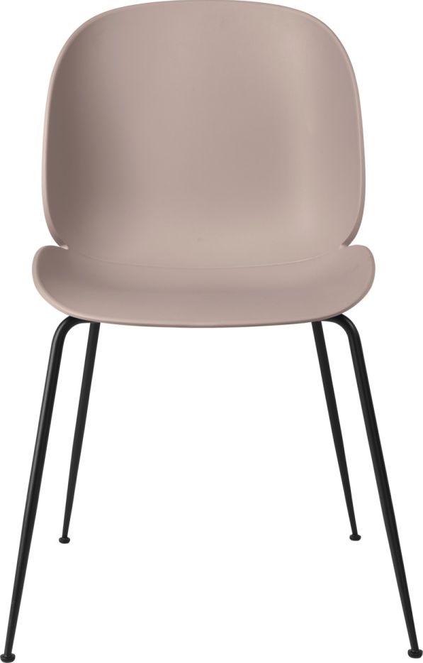 Beige Beetle Chair Esszimmerstuhl mit schwarzem, konischem Metallgestell von Gubi, Frontansicht.