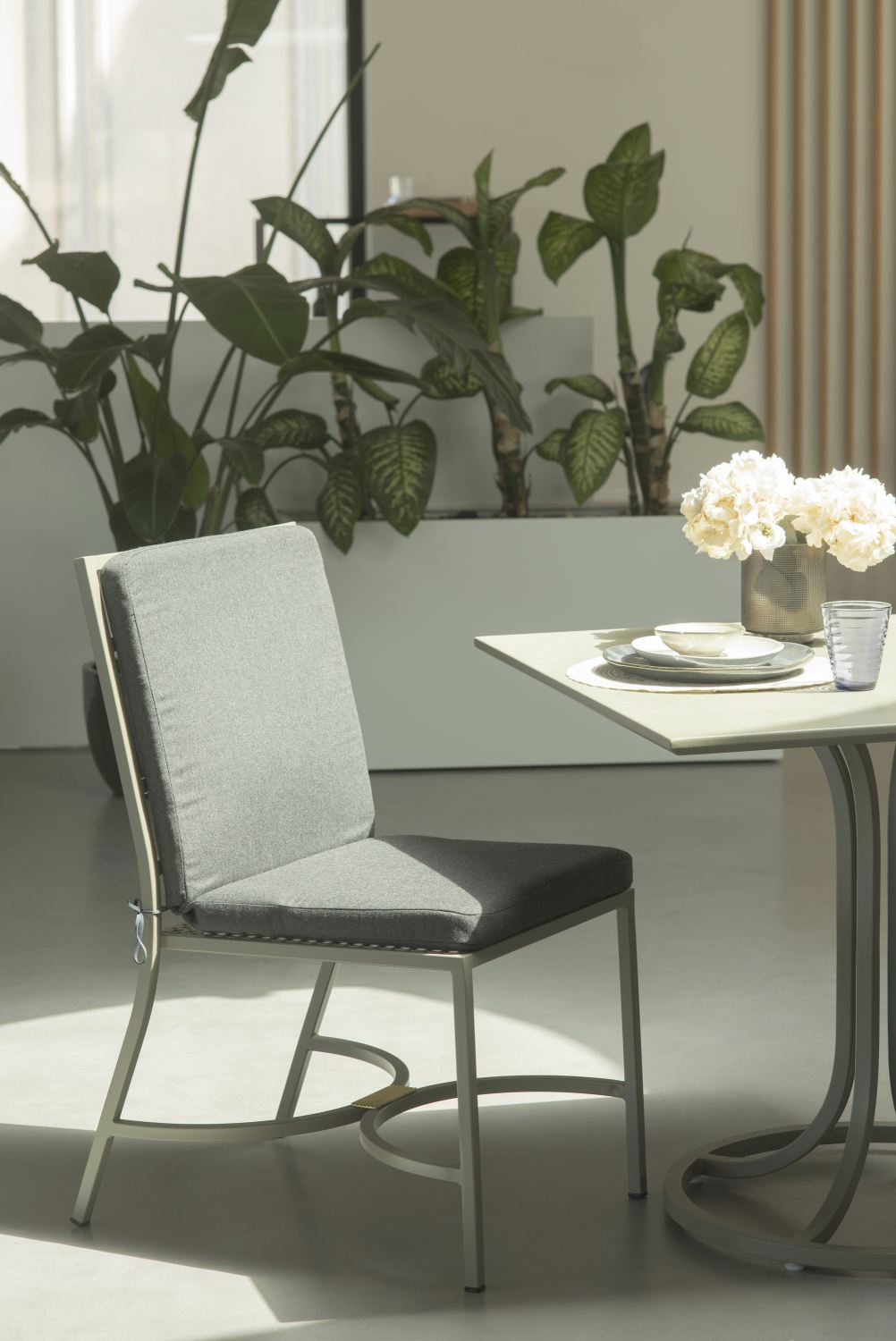 Nahaufnahme des grauen Collier Stuhls von Emu, ein Outdoor Stuhl mit Sitzkissen.