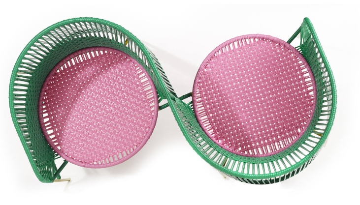 Caribe Vis a Vis Bank: Smaragdgrüne Outdoor-Bank mit zwei kaugummirosa Sitzflächen, Draufsicht.