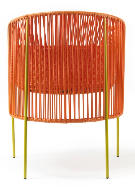 Caribe Dining Chair: Outdoor Stuhl in Orange mit currygelben Beinen, modernes Design.