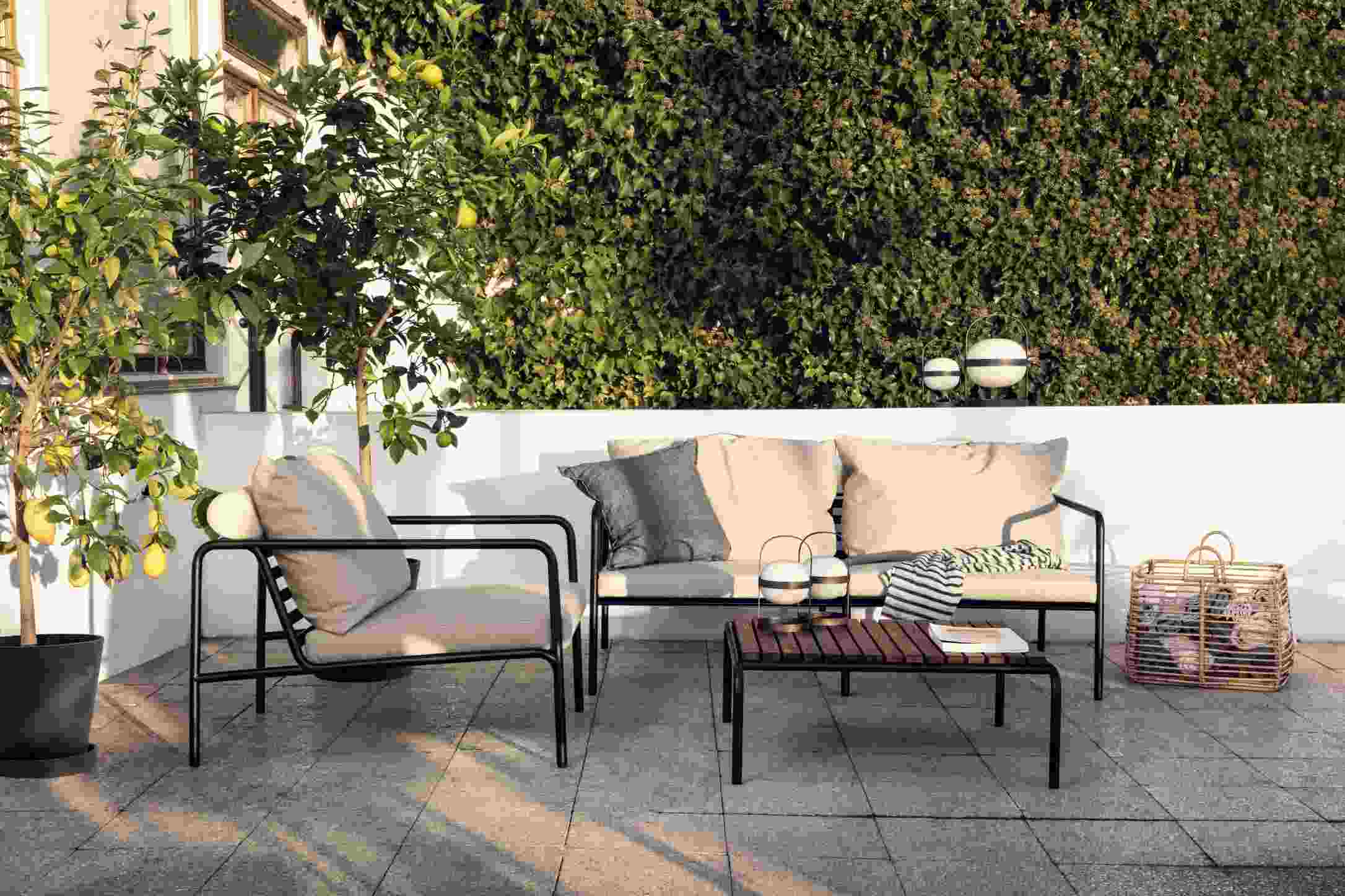 Avon Lounge Chair von Houe: Outdoor Sessel mit schwarzen Rahmen und hellen Polstern.
