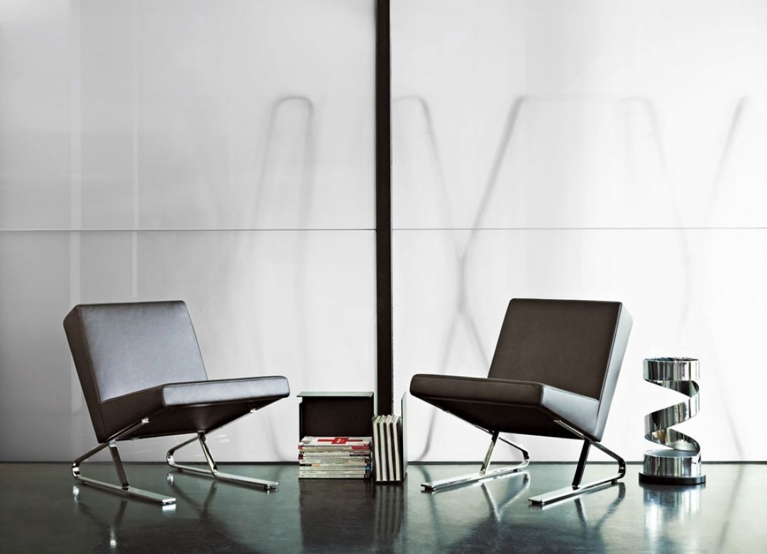 Zwei ClassiCon Sessel mit Chromgestell und ein Usha Schirmständer aus Chrom in modernem Ambiente.