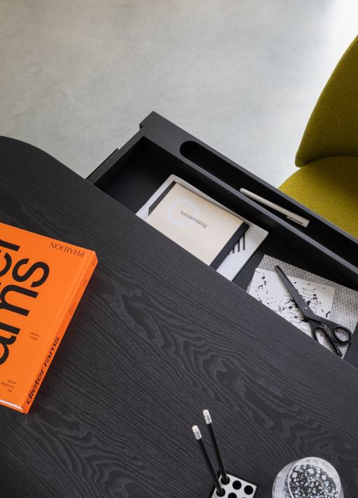 Detailaufnahme des schwarzen Jumbo Konsolentischs von Miniforms mit Schublade und Büroaccessoires. Moderner Schreibtisch für das Homeoffice.