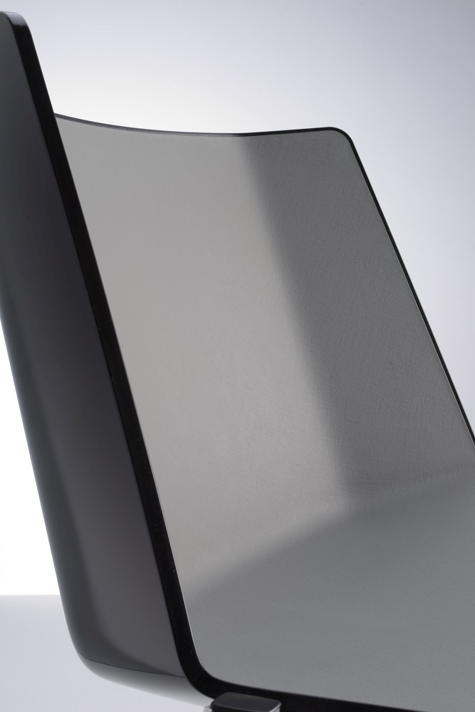 Detailansicht AÏKU Stuhl mit schwarzem Gestell und Rückenlehne, modernes Design für Esszimmer und Büro.