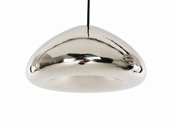 Nahaufnahme der silbernen Void LED Pendelleuchte von Tom Dixon, moderne Hängelampe für stilvolle Innenräume.