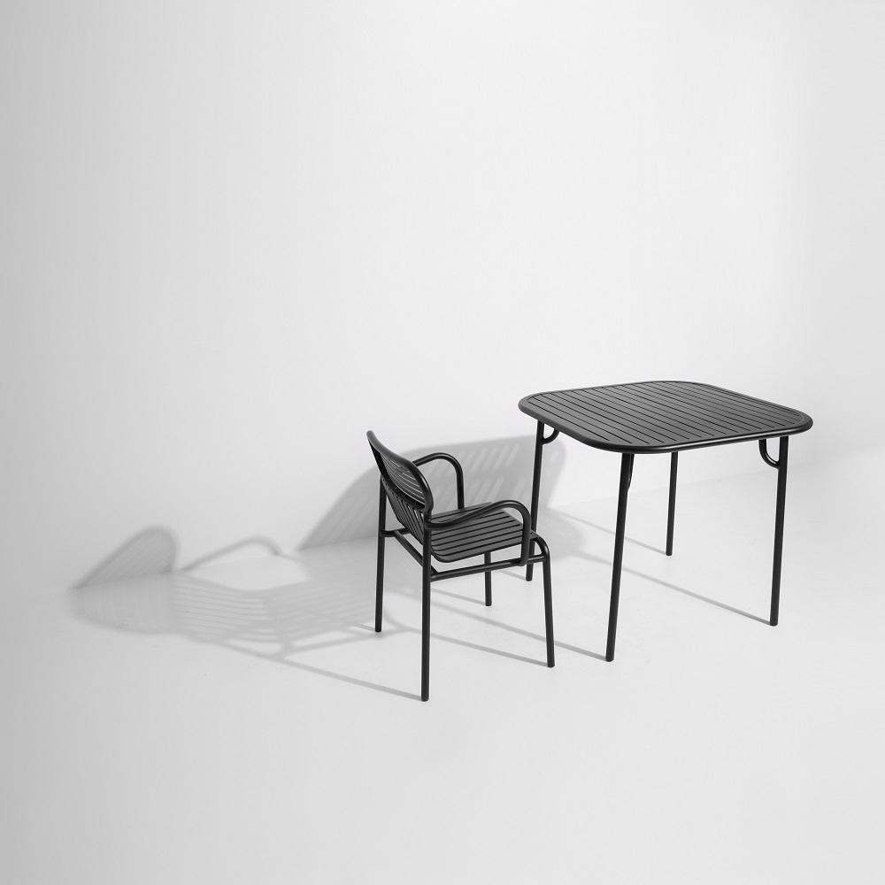 Schwarzer Week-End Square Table Tisch von Petite Friture mit passendem Stuhl auf weißem Hintergrund.