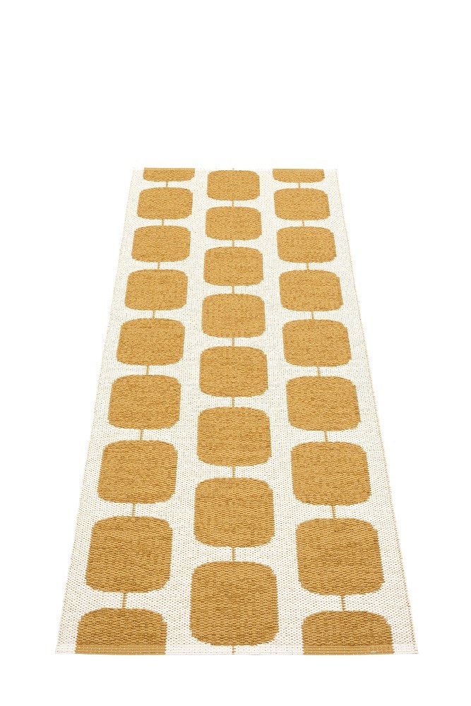 Sten Kunststoffteppich in Ocker/Vanille mit geometrischem Muster. Robuster Teppich für Innen- und Außenbereich.