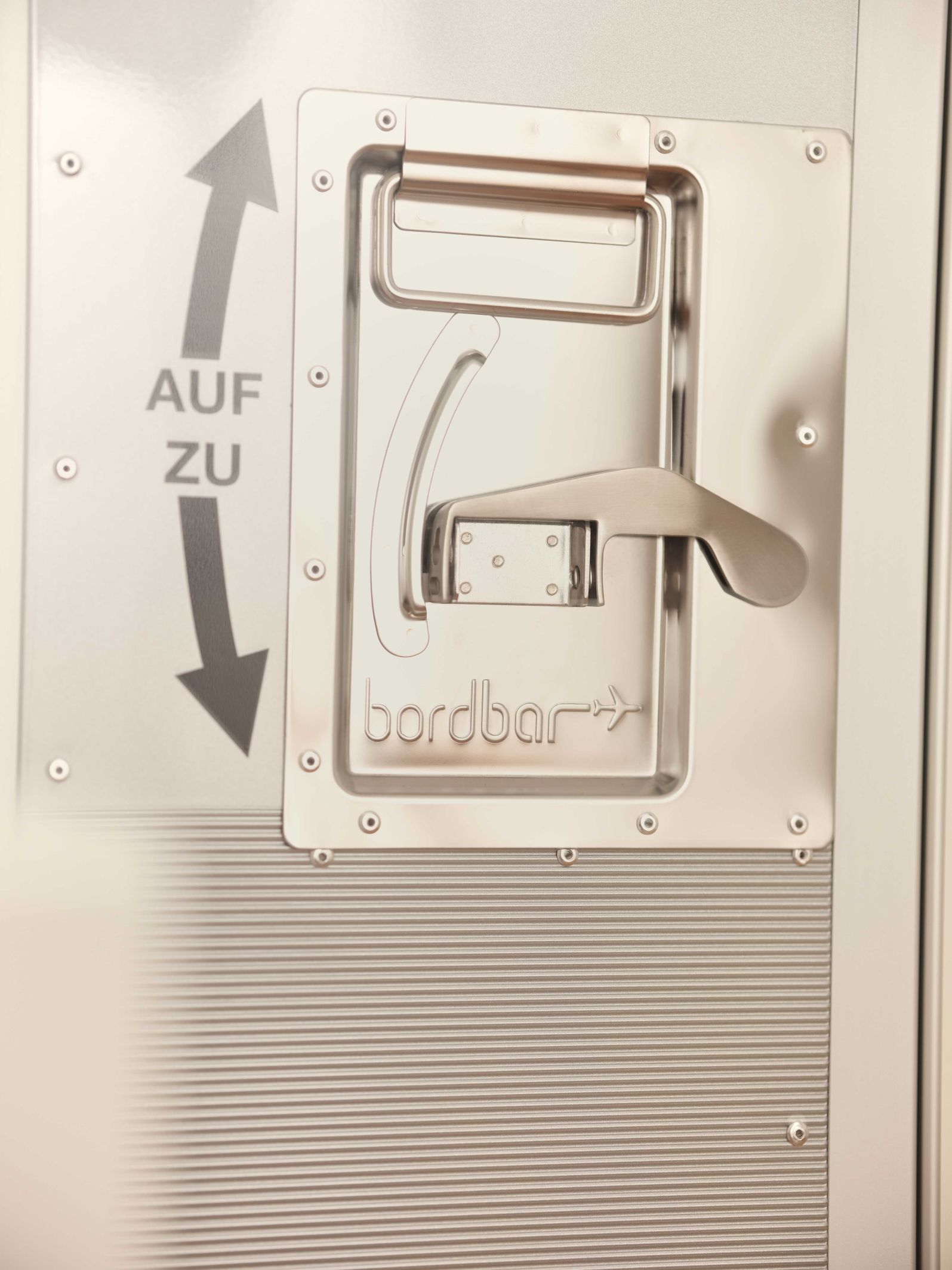 Detailaufnahme des Verschlusses einer Lufthansa Bordbar im Flugzeugtrolley-Design. Ideal als mobile Bar und Flugzeugmöbel.