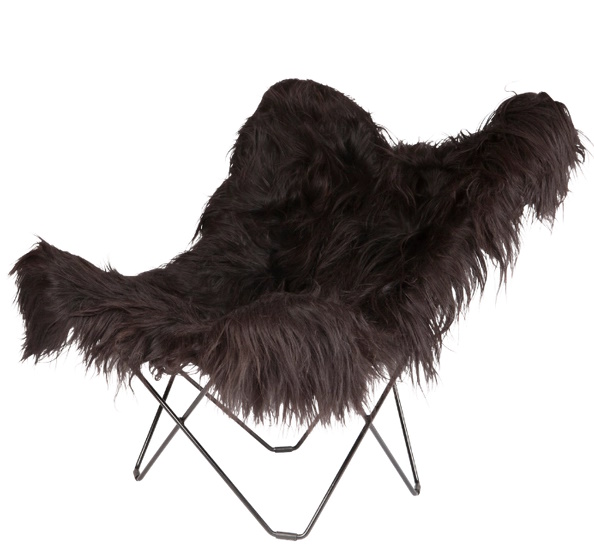 Iceland Mariposa Butterfly Chair: Schwarzer Sessel mit weichem, dunklem Schaffell und Metallgestell.