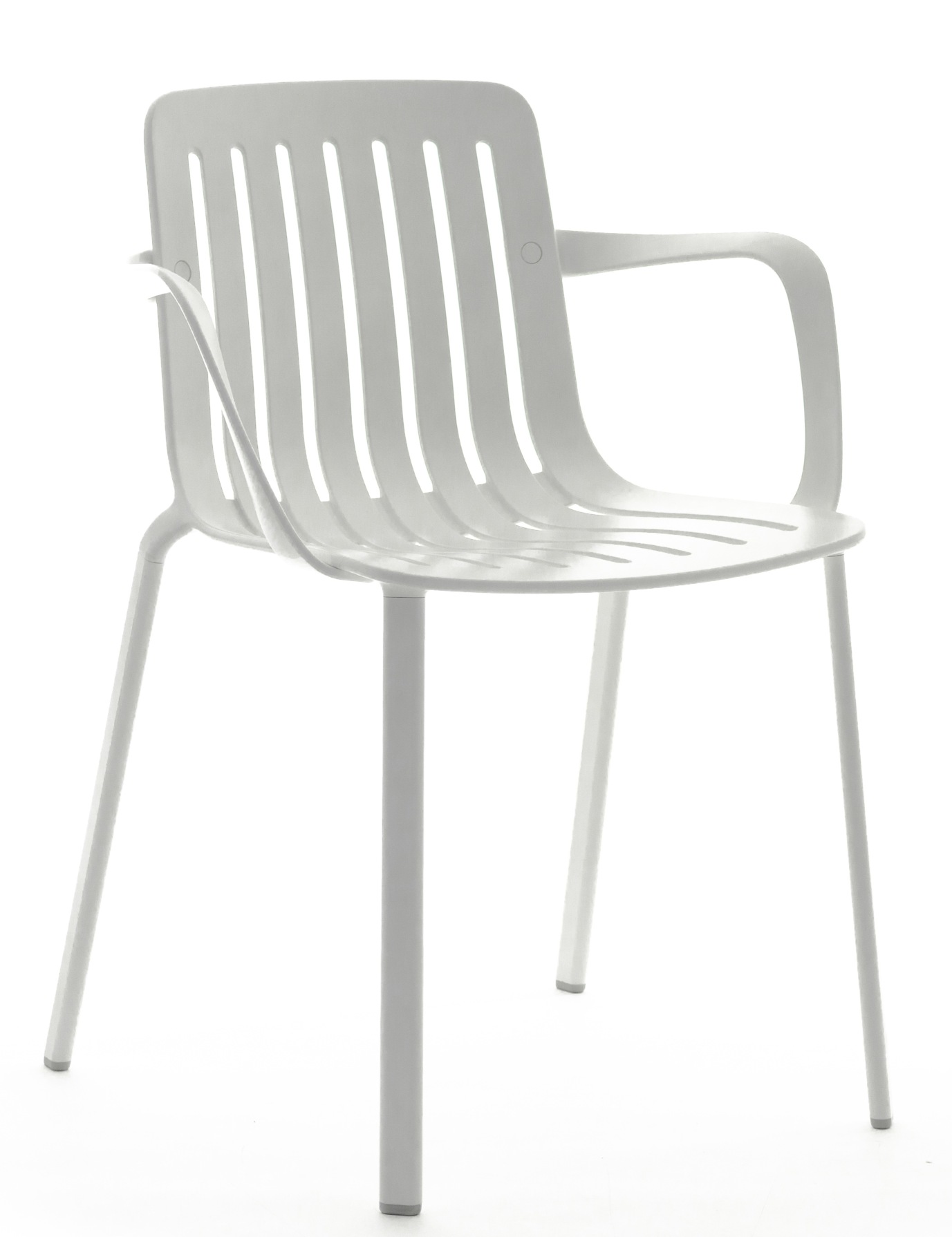 Weißer Plato Stuhl von Magis mit Armlehnen und vertikalen Streben im Sitz und Rücken.