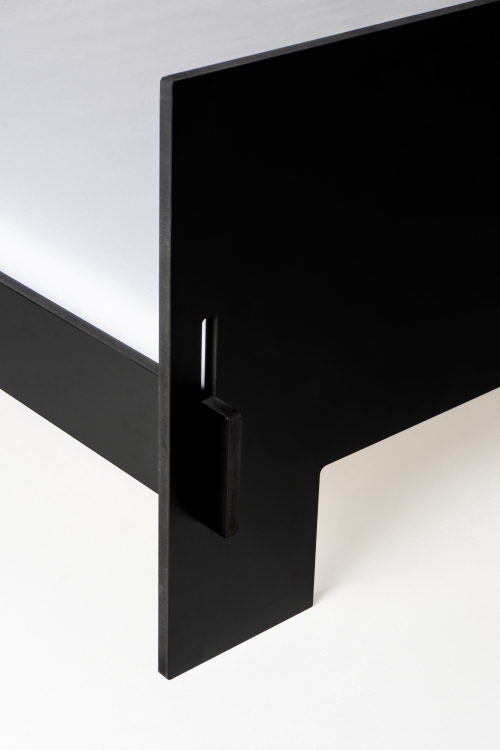 Detailaufnahme: Schwarzes Siebenschläfer Bett von Moormann mit Kopfteil, minimalistisches Design für modernes Schlafzimmer.