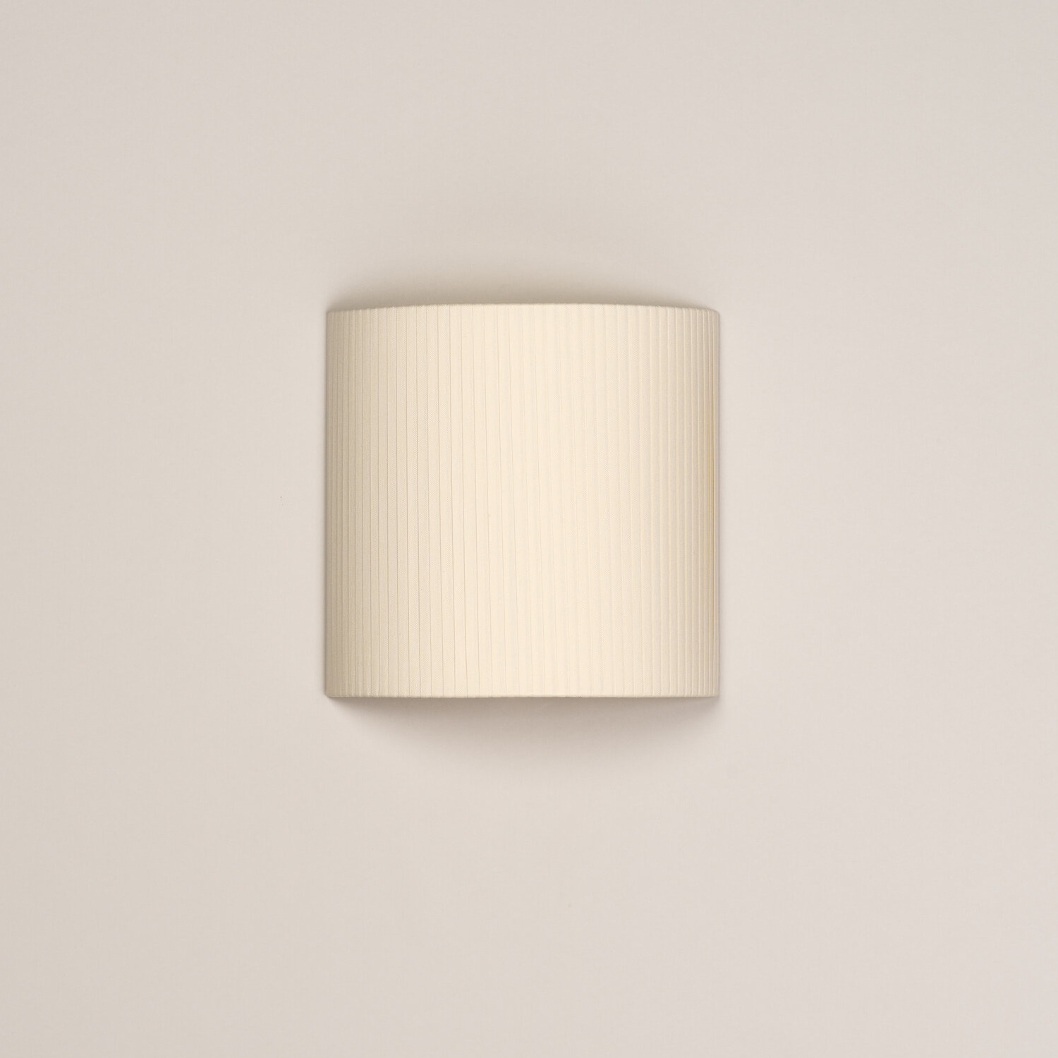 Comodín quadratische Wandleuchte von Santa & Cole mit natürlichem Stoffschirm und vertikalen Linien.