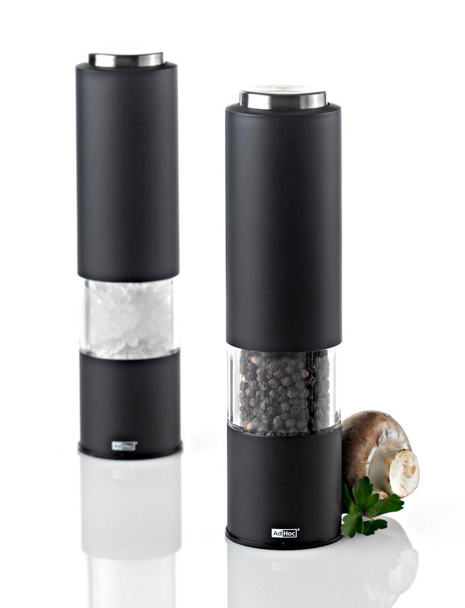 AdHoc Tropica elektrische Pfeffermühle und Salzmühle in Schwarz, mit Pfefferkörnern und grobem Salz.