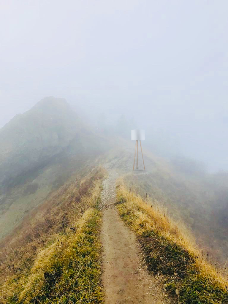 Luca Stand Stehleuchte von Maigrau: Moderne Stehlampe mit Eichenholz-Gestell und weißem Lampenschirm auf einem Bergpfad.