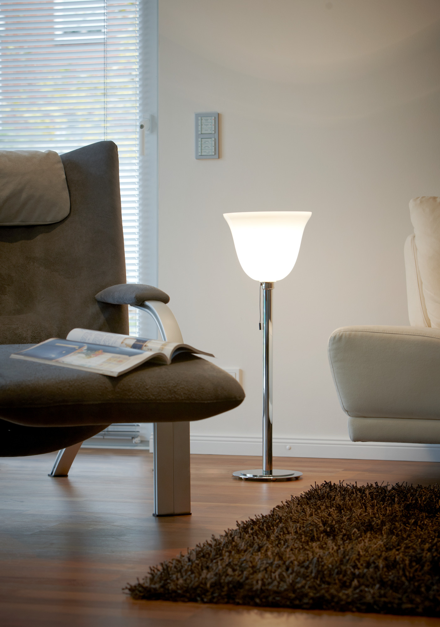 AD 30 Stehleuchte von Tecnolumen im Art Déco Stil, neben Sessel und Sofa.