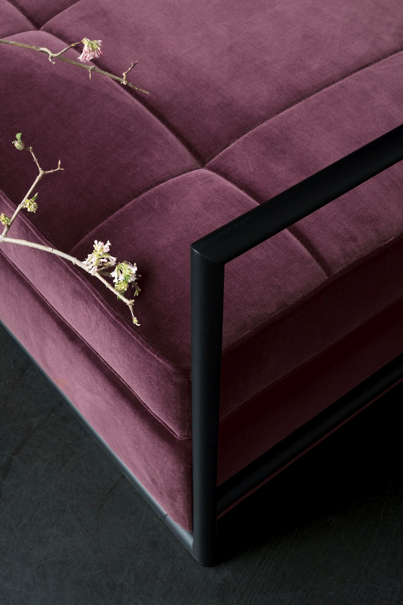 Nahaufnahme der Classicon Day Bed Liege in Lila mit schwarzem Rahmen.