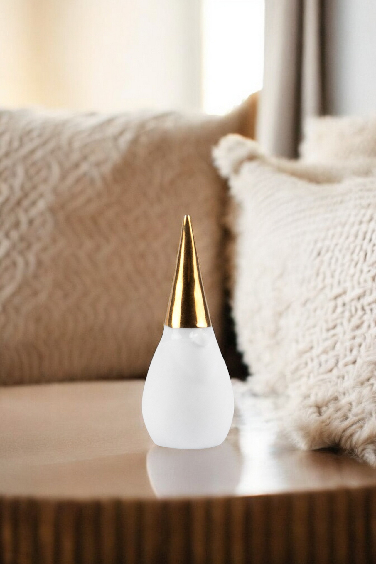 Living Porzellangeschichten Figur: Weißer Zwerg mit goldener Mütze als edle Weihnachtsdeko.