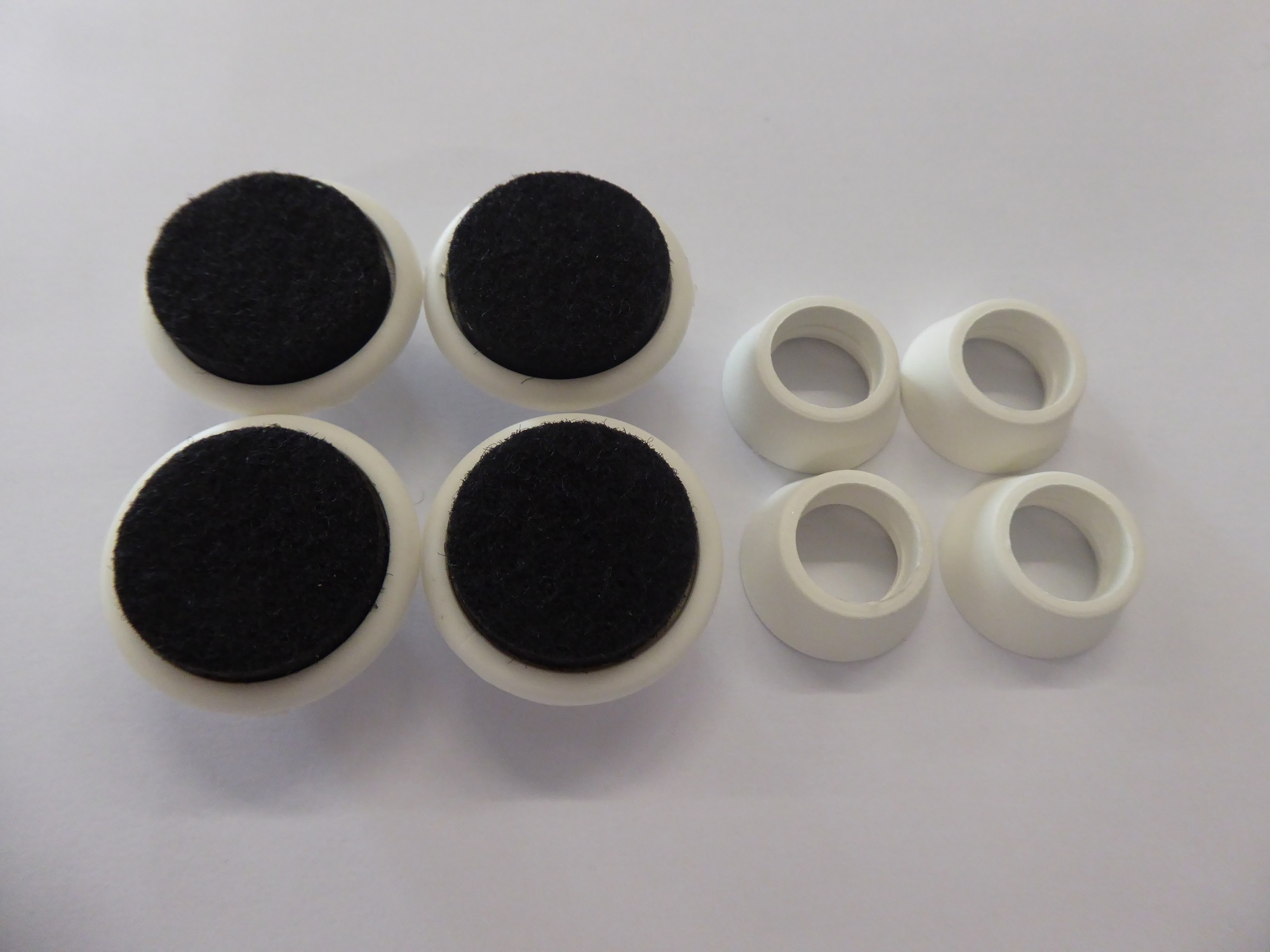 Filzgleiter Set für Eames Plastic Chair: Weiße Gleiter mit schwarzem Filz für DSR, DAR, DKR Stühle.