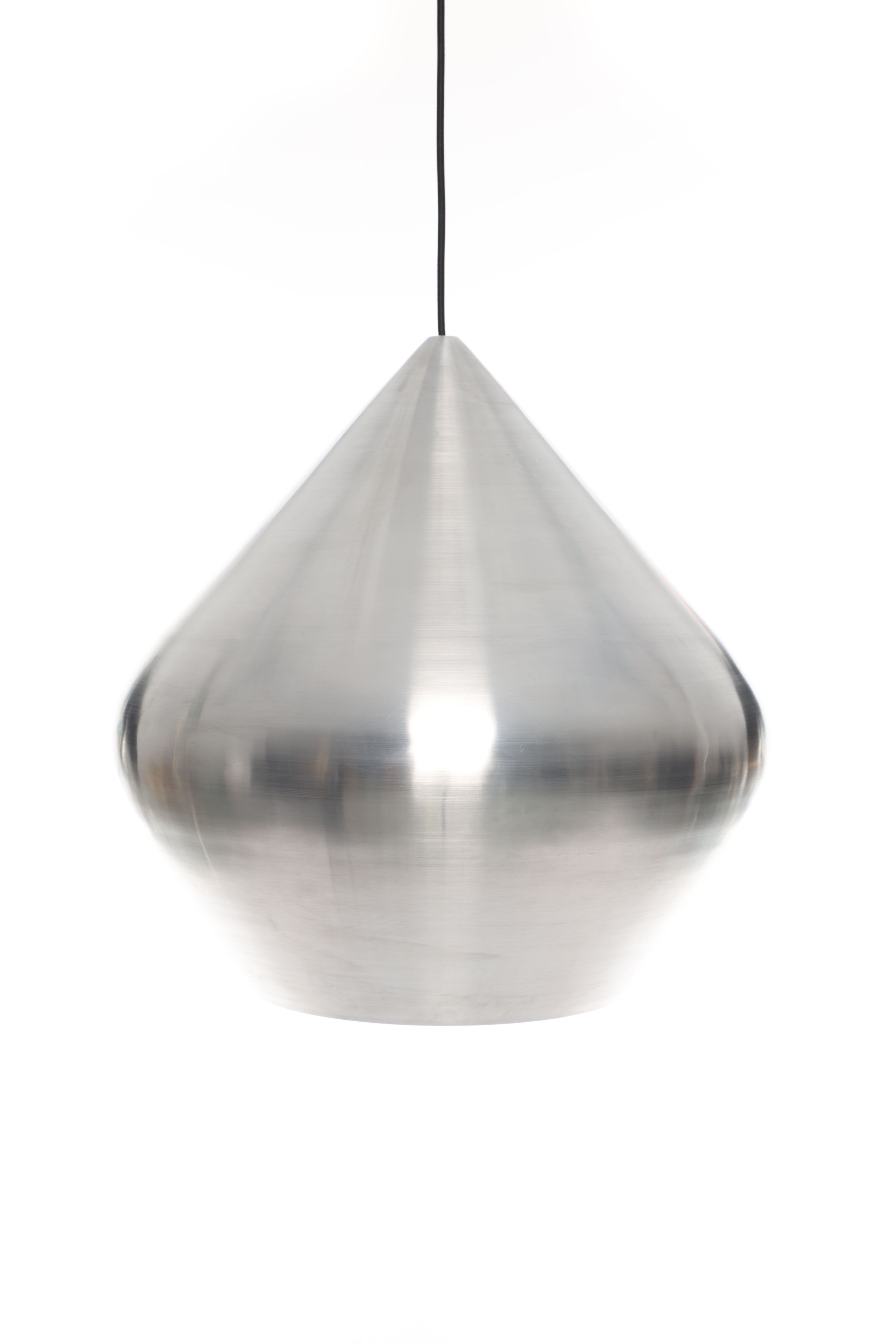 Nahaufnahme der Tom Dixon Unbeaten Stout Pendelleuchte aus gebürstetem Aluminium mit schwarzem Kabel.