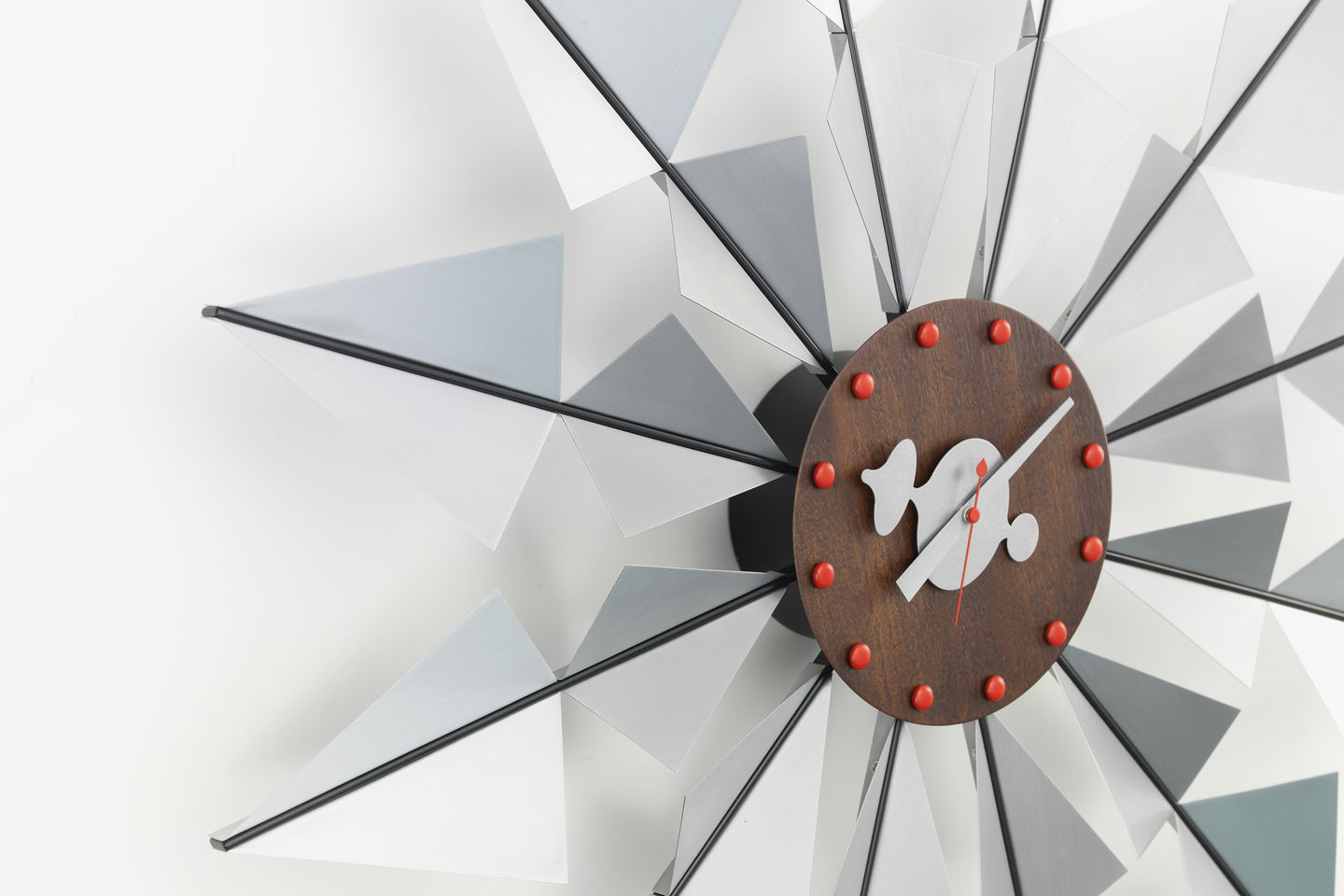 Vitra Nelson Flock of Butterflies Wanduhr mit dreieckigen, silbernen Elementen und braunem Ziffernblatt.
