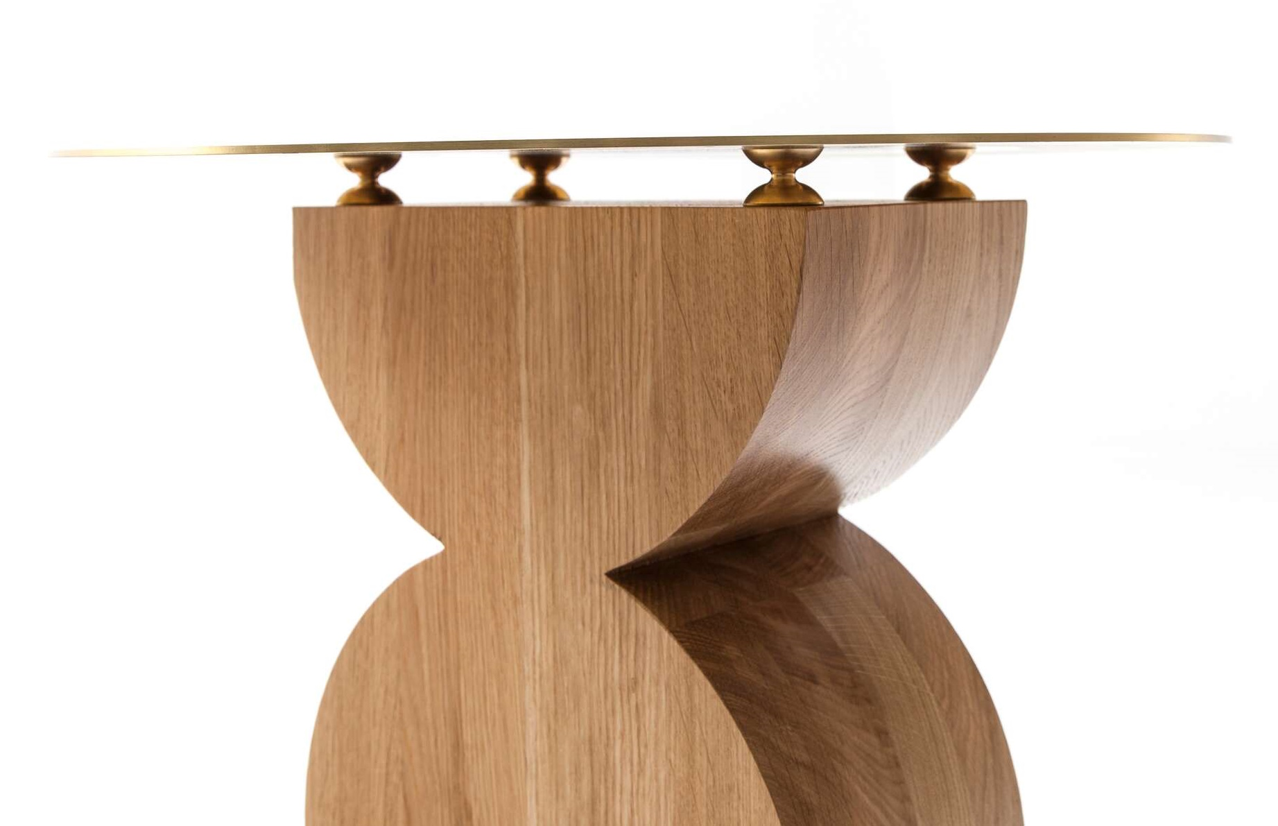 W74 Constantin Beistelltisch von Cassina mit goldener Tischplatte und skulpturalem Holzfuß aus Eiche.