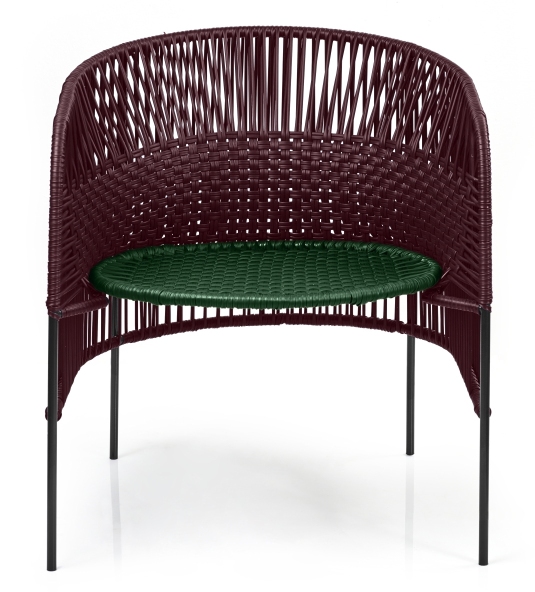 Caribe Chic Loungesessel: Outdoor Sessel in Schwarzrot mit moosgrüner Sitzfläche und schwarzem Gestell.