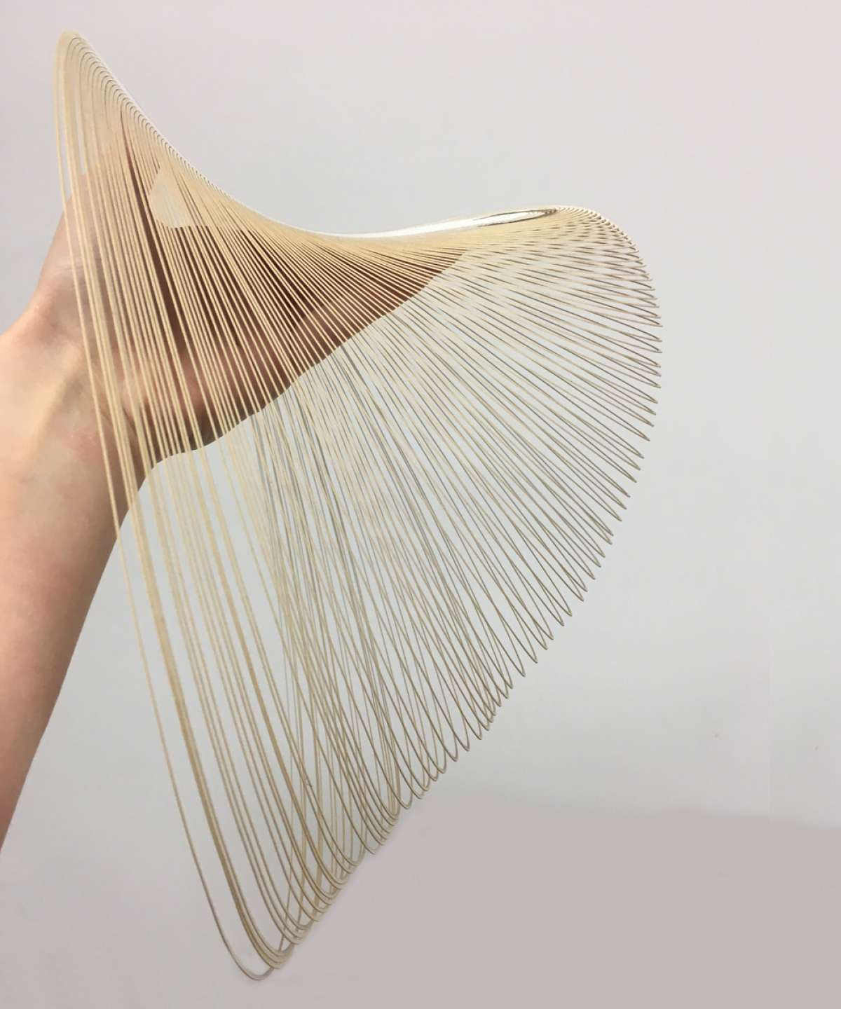 Nahaufnahme der Luceplan Illan LED Pendelleuchte, Designleuchte mit filigranen Holzlamellen.